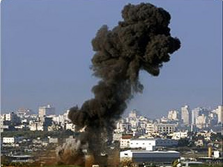 Операция Израиля в секторе Газа: в ночь на четверг военно-воздушные силы ЦАХАЛа нанесли удары по целям. Атаке подтверглись склады оружия и боеприпасов на юге и севере сектора