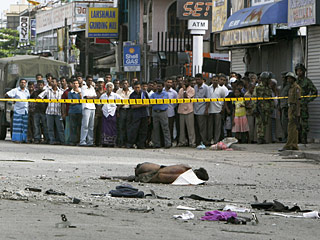 По меньшей мере 60 человек погибли в пятницу при взрыве на востоке Шри-Ланки