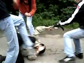 В подмосковном Домодедове группа подростков-скинхедов напала на гастарбайтеров из Таджикистана