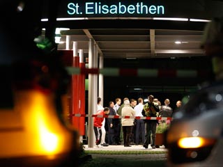 Женщина, устроившая стрельбу в больнице немецкого города Лёррех (земля Баден-Вюртемберг), сначала убила своего мужа и сына, после чего устроила в их доме пожар. Личность убийцы установлена - это 43-летняя адвокат Сабина Р. Она была убита в перестрелке с п