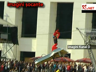 Драматично завершился ежегодный фестиваль "День полетов" в Бухаресте - одна из его участниц сломала позвоночник, прыгнув верхом на рояле в реку Дымбовица с шестиметровой высоты