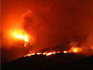 Более пяти тысяч человек эвакуированы из 1,6 тысячи домов, находящихся на пути фронта продвижения мощного природного пожара в штате Юта