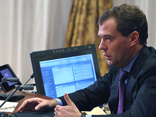 Российский президент Дмитрий Медведев считает, что губернаторы обязаны следить, чтобы в магазинах были продукты на любой кошелек