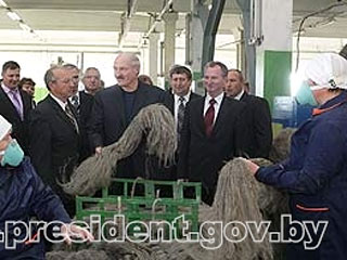 "Меня за лен агитировать не надо. Я, как президент, который может купить что хочет, использую постельное белье из льна", - заявил Лукашенко во вторник в ходе рабочей поездки в Витебскую область