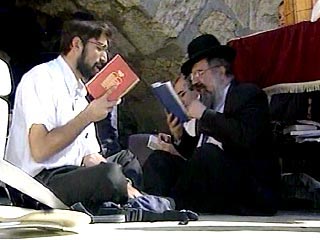 Правоверные иудеи в шаббат могут молиться и изучать Тору, однако им следует воздерживаться от работы и участия в общественных мероприятиях. Шаббат заканчивается в субботу, когда на небе появляется первая звезда