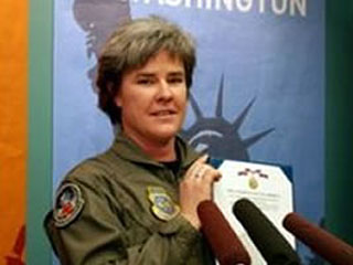 Майор Маргарет Уитт, имеющая боевые награды, была отстранена от должности, а затем разжалована из рядов вооруженных сил в 2004 году, когда командованию стало известно о ее отношениях с гражданской женщиной