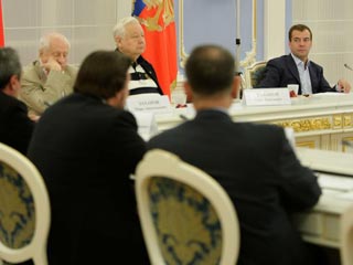 Театральные деятели на встрече с Медведевым попросили не ждать от них доходов