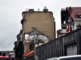 По предварительным данным, взрыв бытового газа уничтожил три дома в брюссельской коммуне Скарбек, два человека погибли