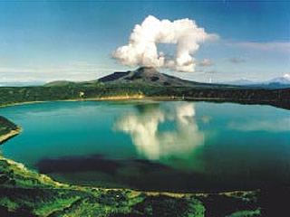 Вулкан Карымский, извергающийся на Камчатке, выбросил несколько столбов пепла с газом