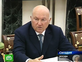 Мэр Москвы Юрий Лужков в понедельник выходит на работу после недельного отпуска