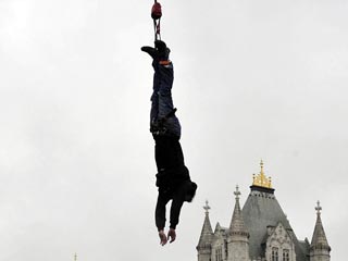 Экстремал из Великобритании установил мировой рекорд по прыжкам с "тарзанки". Неугомонный Джеймс Филд совершил 42 прыжка за один час, перекрыв предыдущее достижение более чем в два раза