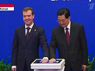 Россия и Китай подписали 10 совместных документов в ходе официального визита президента РФ Дмитрия Медведева в КНР
