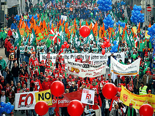 В Брюсселе профсоюзы вывели на улицы десятки тысяч человек