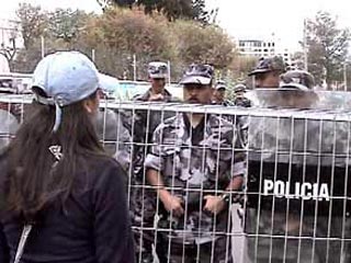 Беспорядки в Эквадоре: полицейские протестуют против парламента, на улицах хозяйничают мародеры 