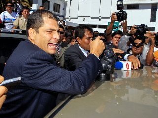 Президент Эквадора Рафаэль Корреа проводит в настоящее время переговоры с представителями протестующих полицейских