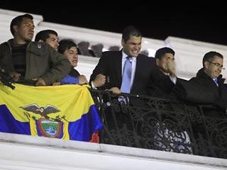 Президент выступил перед своими сторонниками с балкона президентского дворца, передает в прямом эфире эквадорское государственное телевидение