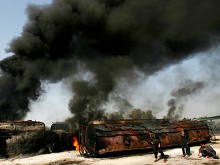 В Пакистане сожгли транспортную колонну НАТО - около 30 бензовозов