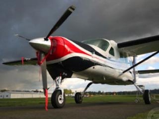 Самолет Cessna 208 из-за поломки двигателя сел на шоссе в Иркутской области