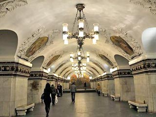 На станции метро "Киевская" московского метрополитена произошло обрушение фрагмента лепнины