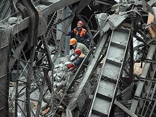 Тела четырех погибших шахтеров шахты "Распадская" обнаружены в ходе поисковых работ и подняты на поверхность. Об этом сообщили сегодня в штабе по ликвидации аварии