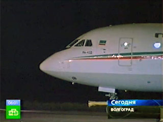 Между тем стали известны новые подробности об экстренной посадке самолета Як-42, следовавшего в воскресенье рейсом "Москва-Грозный". Напомним, что его пришлось срочно посадить в Волгограде из-за угрозы взрыва, которая оказалась ложной