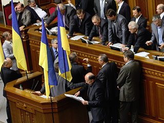 Депутаты фракции Блока Юлии Тимошенко (БЮТ) заперли во вторник трибуну украинского парламента. Входные двери в зал, через которые обычно заходят руководители Верховной Рады, были заблокированы стулья  