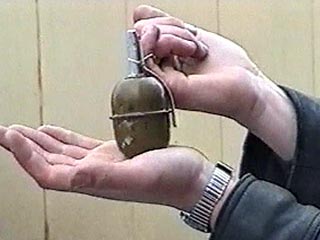 Убедившись в готовности очередного обучаемого к метанию ручной осколочной гранаты РГД-5, офицер подал ему команду "По группе пехоты, гранатой &#8211; огонь!"