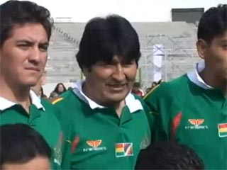 Президент Боливии Эво Моралес вовремя товарищеского футбольного матча в Ла-Пасе с командой политических оппонентов ударил коленом в пах одного из соперников