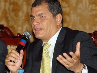 Власти Эквадора задержали 46 сотрудников полиции по подозрению в причастности к организации беспорядков, которые президент страны Рафаэль Корреа назвал "попыткой государственного переворота"