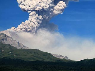 Вулкан Шивелуч на Камчатке выбросил столб пепла на высоту более 6 км