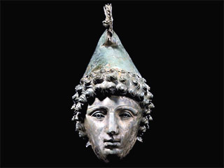Медный шлем древнеримского кавалериста, в прекрасном состоянии, продан на аукционе Christie's за 2,3 миллиона фунтов стерлингов (3,7 млн долларов) - в восемь раз выше первоначальной оценочной стоимости