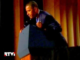 Американская публика посмеивается над конфузом, постигшим президента США Барака Обаму: во время выступления перед самыми влиятельными женщинами мира с его трибуны упала президентская печать