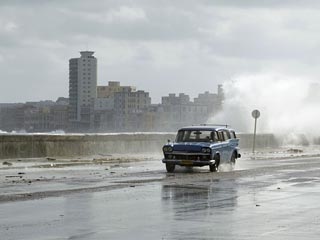 Тропический шторм "Отто", движущийся над Атлантическим океаном, усилился до урагана первой категории опасности по пятибалльной шкале Саффира-Симпсона
