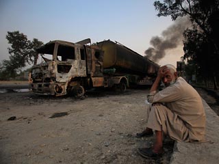Боевики на юго-западе Пакистана уничтожили очередную колонну грузовиков с топливом для войск НАТО