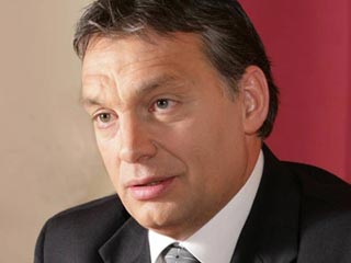Дамбу, которая защищает город Колонтар от токсичных отходов, может прорвать, заявил венгерский премьер
