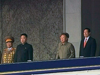 Телевидение КНДР вновь показало лидера Северной Кореи Ким Чен Ира в сопровождении его младшего сына Ким Чен Уна, который, как ожидается, будет его преемником