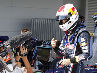 Немецкий гонщик "Ред Булла" Себастьян Феттель выиграл квалификацию Гран-при Японии, которая была перенесена с субботы на воскресенье из-за дождя