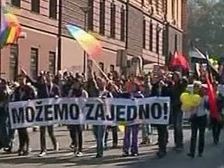 В шествии по центру Белграда приняли участие около 1500 представителей сексуальных меньшинств. Для поддержания правопорядка по маршруту их следования было рассредоточено около пяти тысяч полицейских