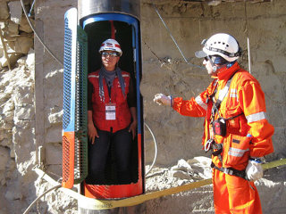 Последним из горняков, находящихся в обрушившейся чилийской шахте, будет поднят на поверхность начальник смены