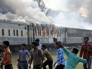 Железнодорожный состав в понедельник врезался в толпу на станции в центральном Бангладеш, не менее шести человек погибли, 60 ранены