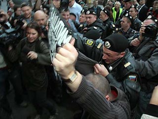 "День гнева" возле мэрии Москвы. С уходом Лужкова ничего не изменилось: оппозиционеров жестко хватают и тащат в автобусы