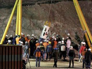 Спасатели в Чили в среду утром начали пробное погружение капсулы "Феникс", с помощью которой планируется эвакуировать из-под земли 33 горняков, заблокированных результате обвала в течение 69 дней