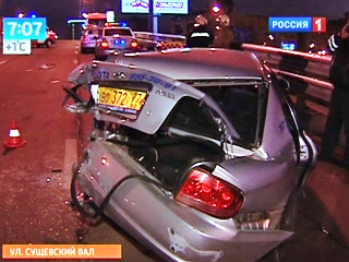 Два человека погибли в ночь на среду в результате столкновения двух автомобилей на севере Москвы