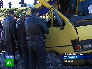 На Украине объявлен траур по погибшим в ДТП на железнодорожном переезде. Возможно, всех угробил водитель-самоубийца 