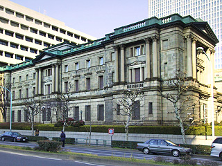 Глава Банка Японии Масааки Сиракава заявил в среду о возможном расширении ранее объявленной программы Центробанка объемом 5 трлн иен (61,1 млрд долларов) по выкупу финансовых активов