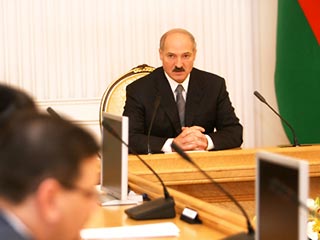 Президент Белоруссии Александр Лукашенко разрешил правительству страны выпустить в 2010-2011 годах государственные облигации Белоруссии на сумму до 15 млрд российских рублей 
