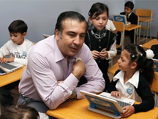 Президент Грузии Михаил Саакашвили начинает кампанию по замене русского языка как основного иностранного в школах на английский