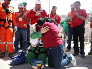 В Чили на настоящий момент из аварийной шахты Сан-Хосе на поверхность подняты 25 из 33 горняков, которые 70 суток находились в каменном плену