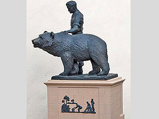 По словам скульптора Алана Херриота, монумент увековечит "рядового Войтека" - двухметрового, весившего более 200 кг, бурого медведя, который в годы Второй мировой войны сражался на стороне польской армии
