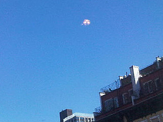В Нью-Йорке в районе Манхэттена десятки людей накануне днем наблюдали парящие высоко в небе странные блестящие предметы серебристого цвета